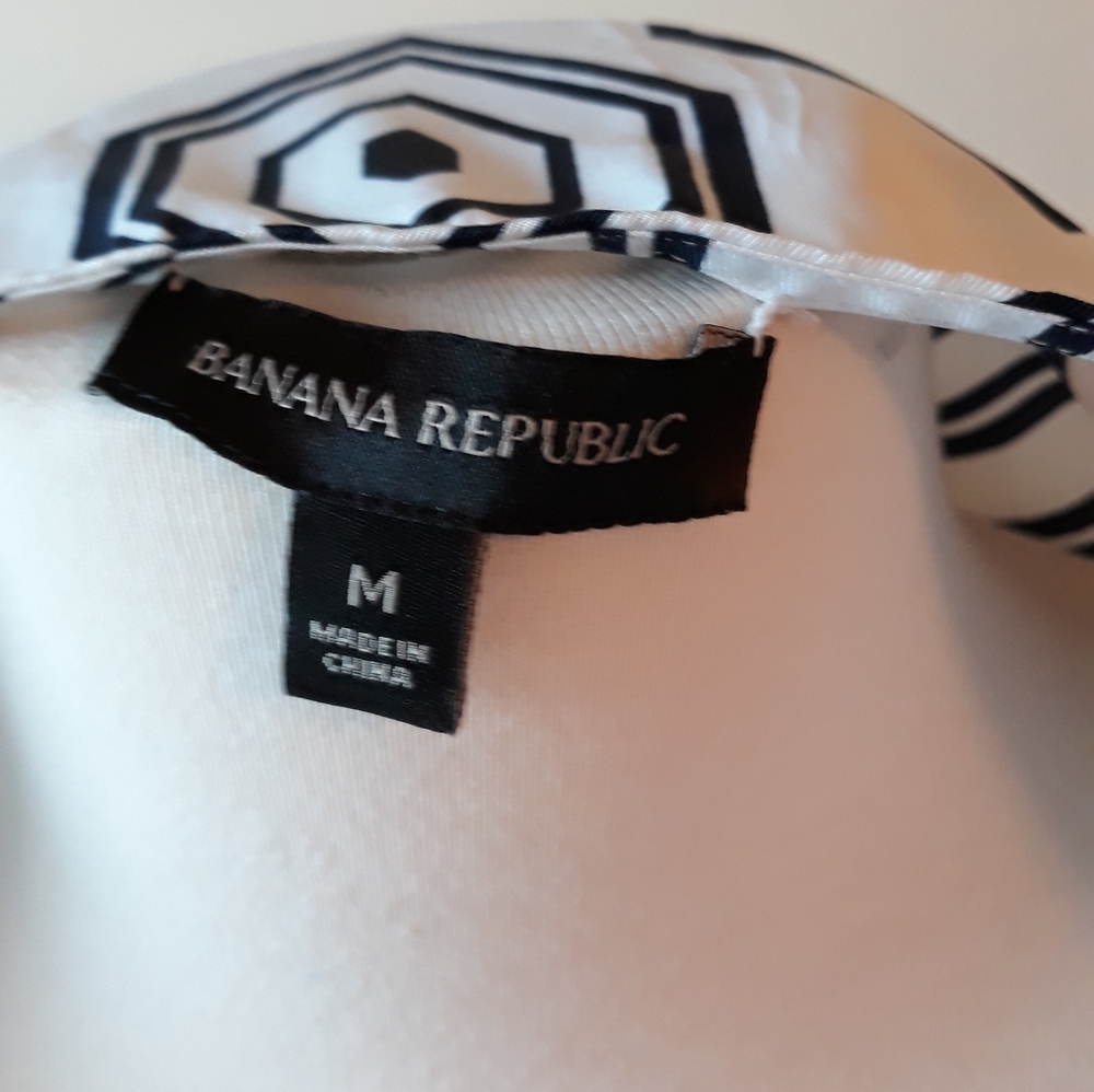 Banana Republic Top. A94 - Picture 2 of 2
